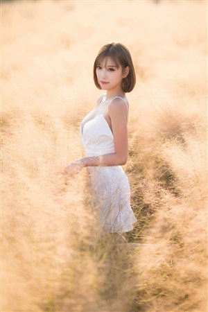 拨开女仆湿漉漉的小内裤动漫